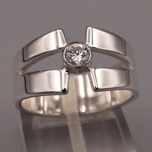 Geschmiedeter Ring mit Zirkonia in Silber