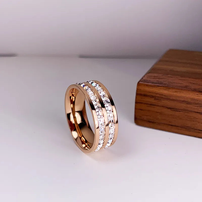 Eleganter Ring mit doppelter Zirkonia-Einlage