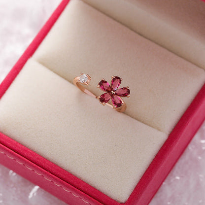 Verstellbarer Ring Rote Kristallblume in Gold