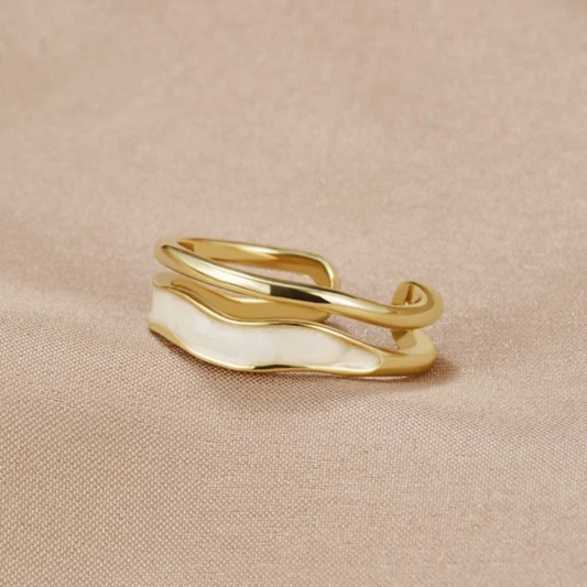 Eleganter Ring aus weißer Emaille in Gold