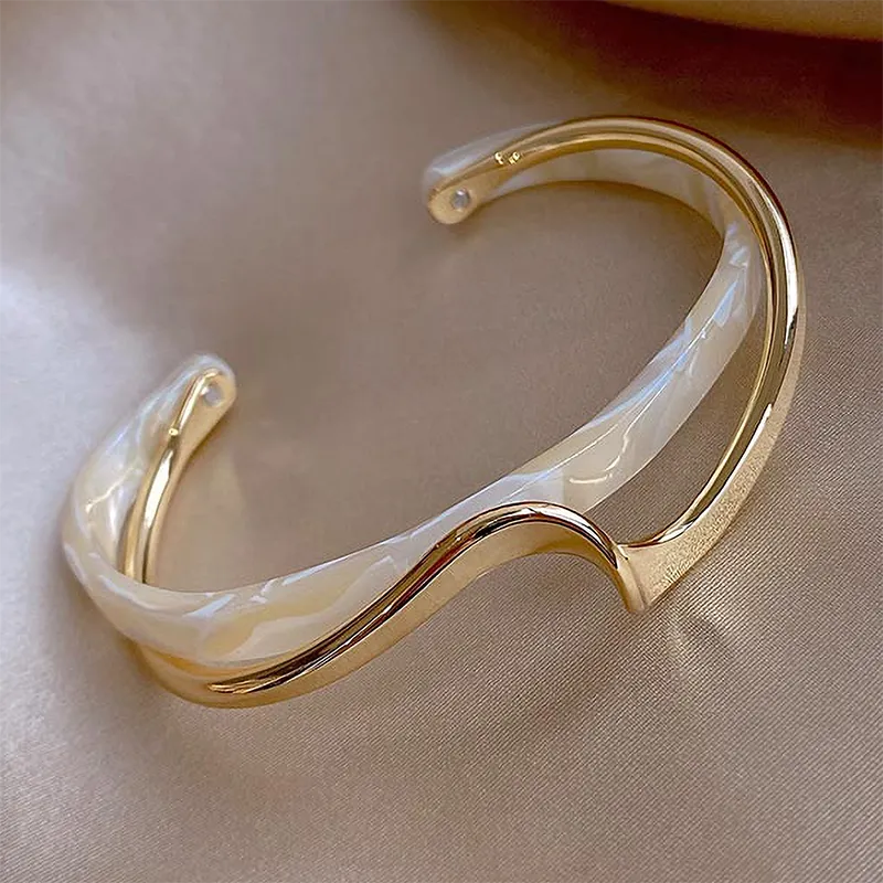 Elegantes offenes Armband aus weißem Emaille und Gold