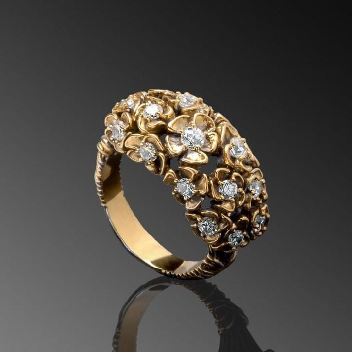 Goldener glänzender Ring mit Blumen