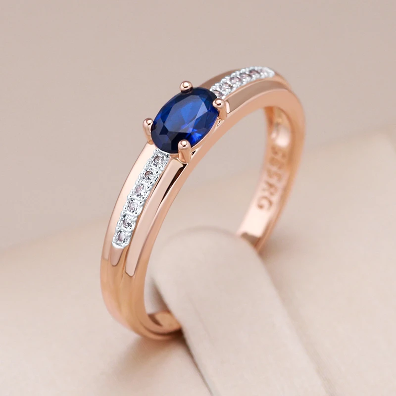 Ring mit blauem Kristall in Gold