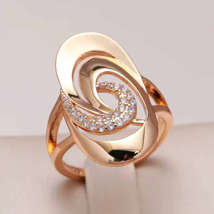 Eleganter Ring aus Zirkonia und Gold