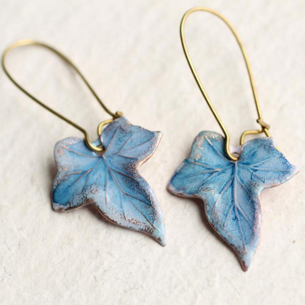 Vintage Leaf Ohrringe mit blauer Emaille