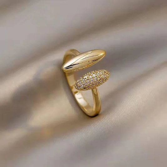 Eleganter, vergoldeter Ring mit Brillantschliff