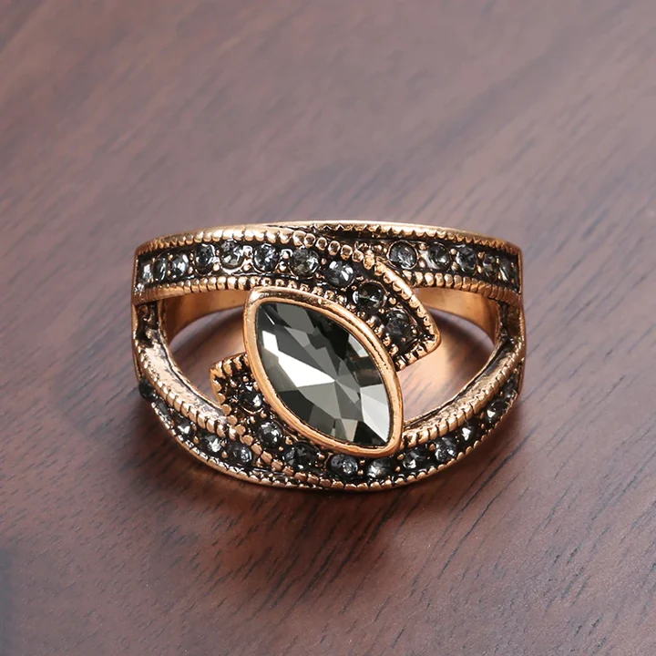 Eleganter Ring mit schwarzem Kristall