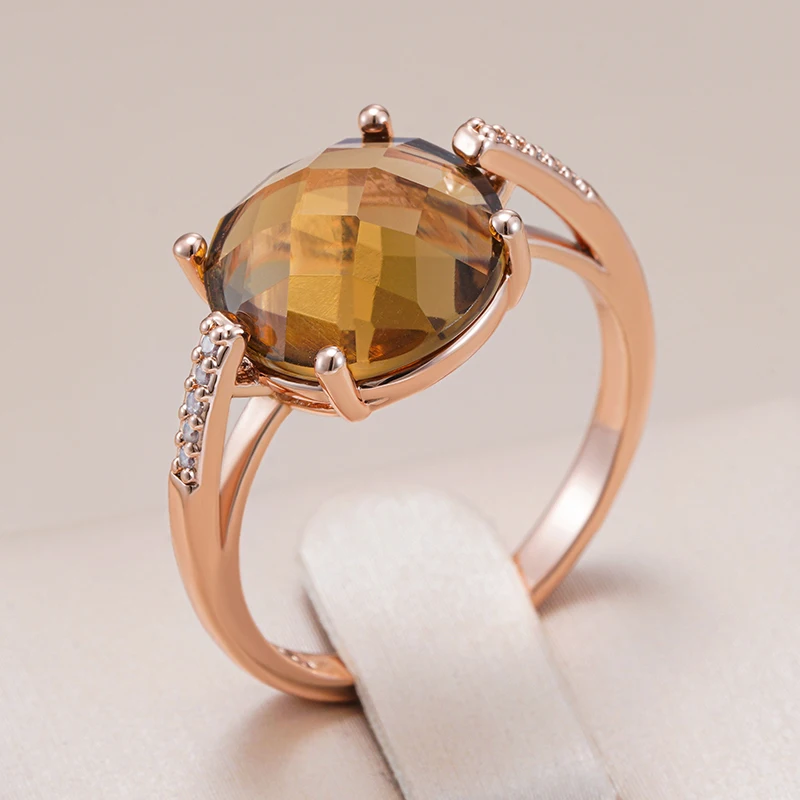 Eleganter Ring in braunem, goldfarbenem Kristall