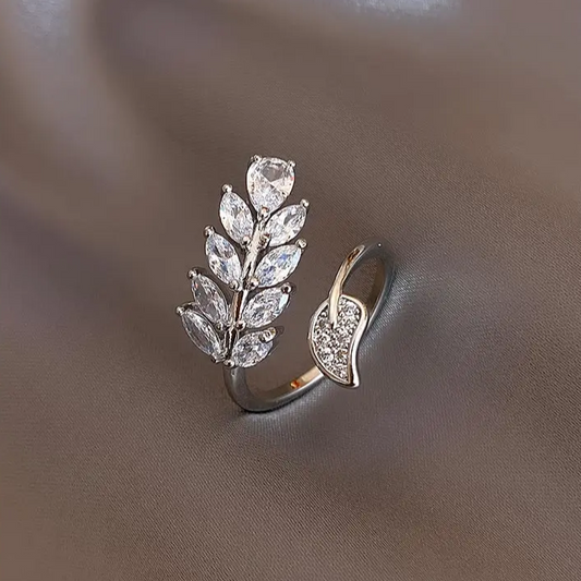 Eleganter Ring mit glänzendem Blatt