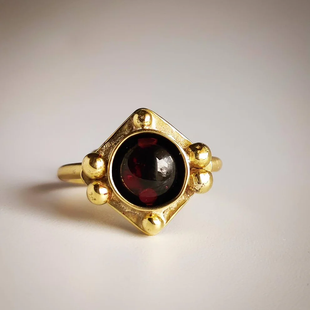 Vintage Ring aus rotem Kristall in Gold