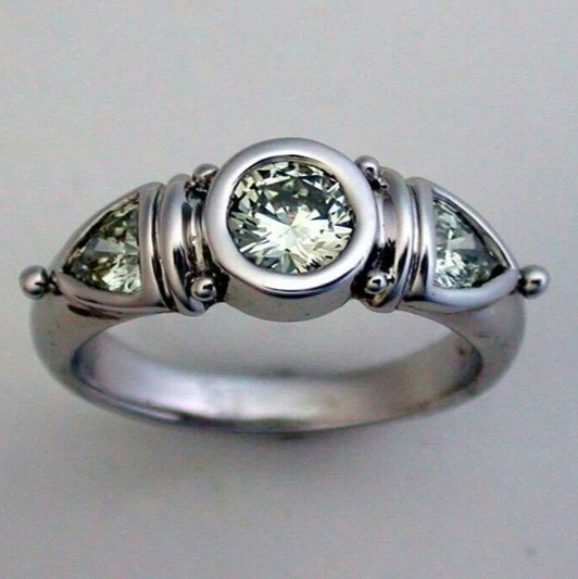 Ring mit grünem Kristall in Vintage Silber