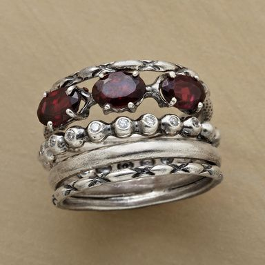 Roter mehrschichtiger Ring in Vintage-Silber