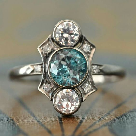 Ring mit blauen und weißen Kristallen in Vintage-Silber